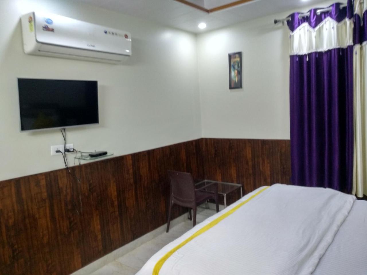 Hotel Rb Palace Dhaulpur Exteriör bild