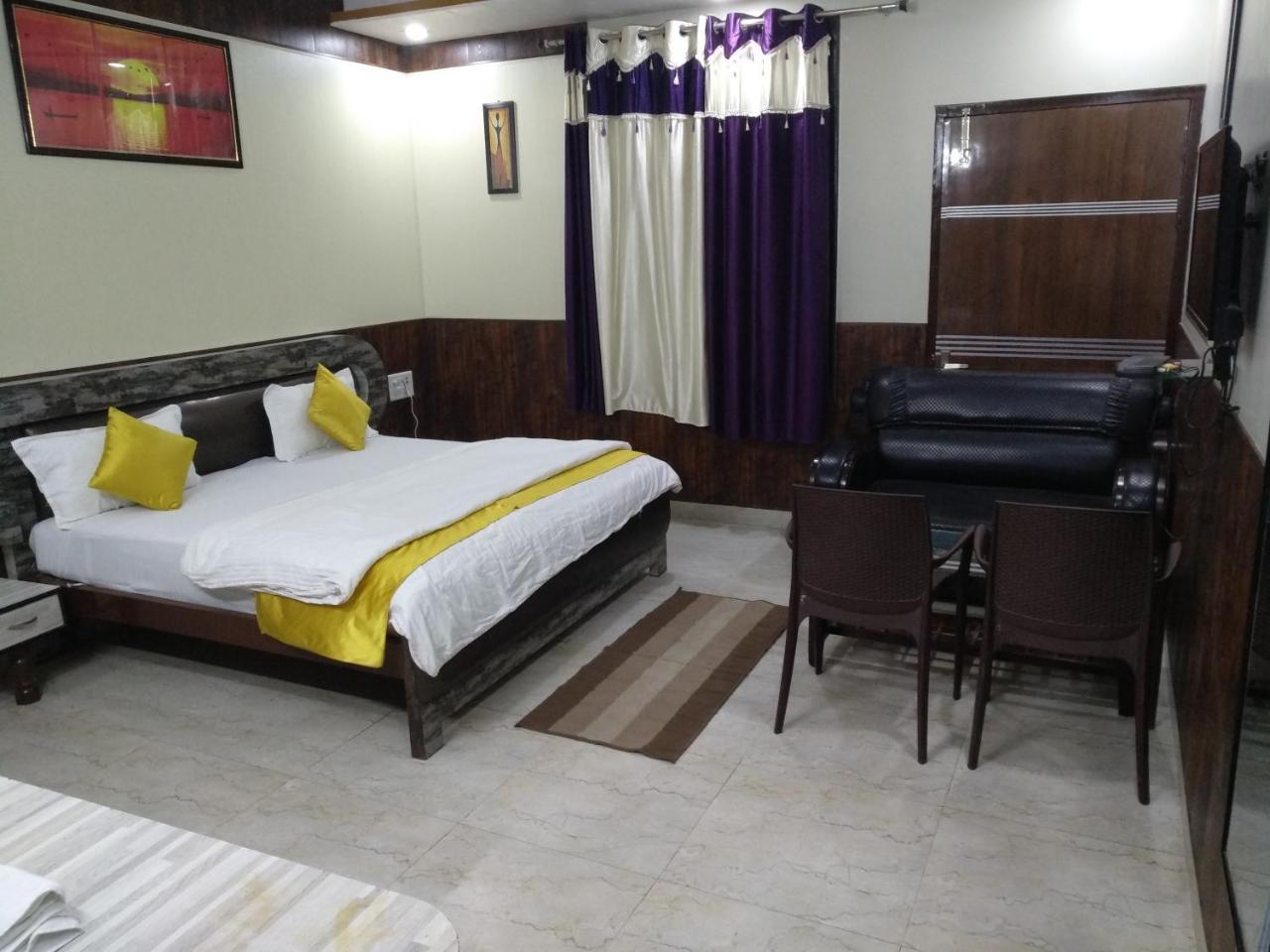 Hotel Rb Palace Dhaulpur Exteriör bild